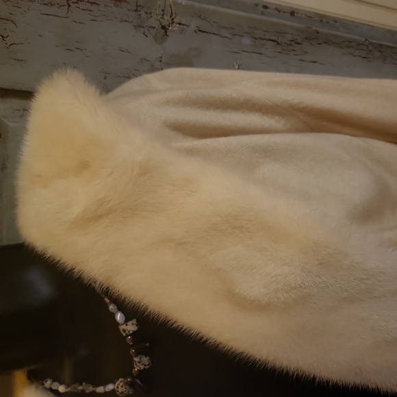 VINTAGE CREAM SWEATER WITH RHINESTONE CLOSURES. - Picture 5 of 14